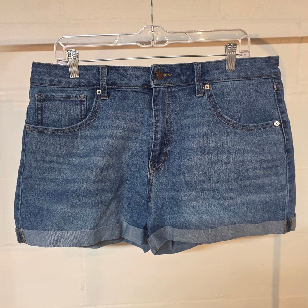 No Boundaries Womens Size 16 Medium Wash Cuffed Denim Shorts Stretch Blue